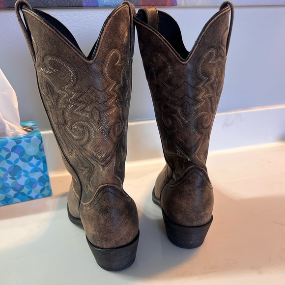Rockin Country Leather Western Boots -distressed brown goes with everything - Picture 2 of 4